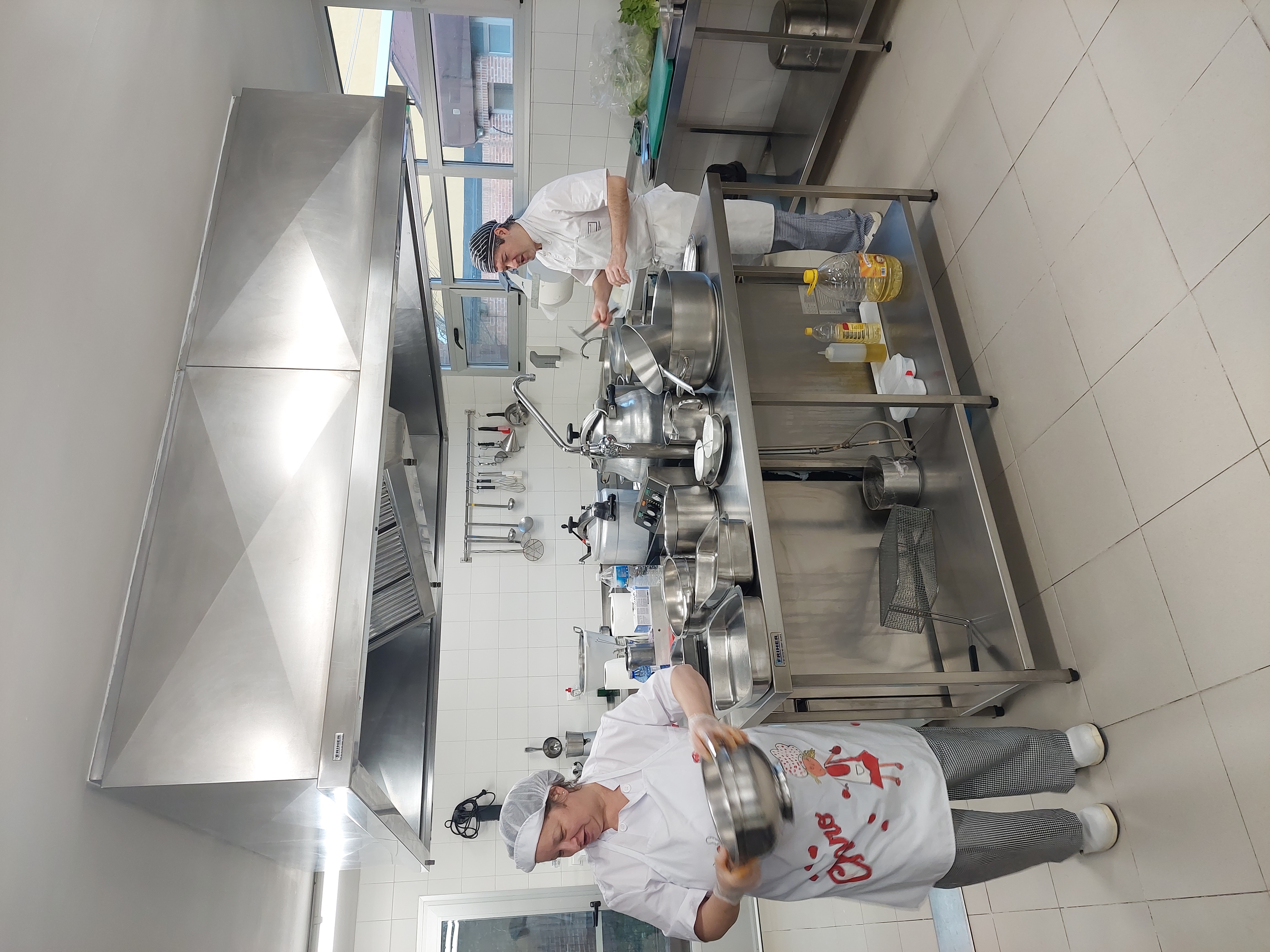 AYUDANTE Y COCINERO
